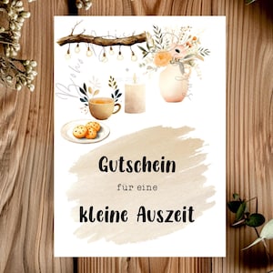 Pode incluir: Um vale-presente com um design em aquarela com uma xícara de chá, biscoitos, uma vela e flores. O texto diz "Gutschein für eine kleine Auszeit."