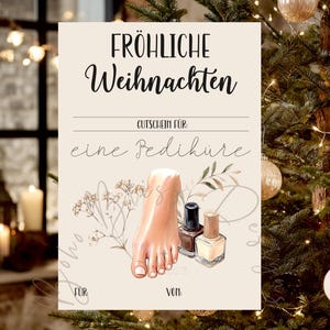 Könnte beinhalten: Ein Gutschein mit den Worten "Fröhliche Weihnachten" oben. Der Gutschein zeigt eine Zeichnung eines Fußes, Nagellackflaschen und die Worte "Gutschein für eine Pediküre". Der Hintergrund ist ein Weihnachtsbaum.