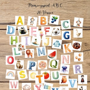 Könnte beinhalten: Auf einer Holzoberfläche verteilte Alphabetkarten. Jede Karte zeigt einen Buchstaben und eine Aquarellillustration, wie einen Fußball, ein Zebra und einen Regenbogen. Der Text "Memoryspiel ABC 26 Paare" befindet sich oben.