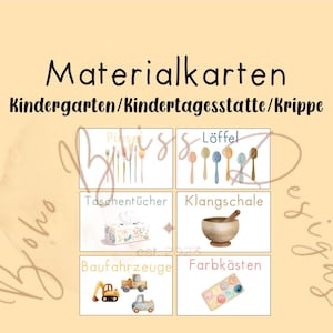 Könnte beinhalten: Ein beigefarbenes Poster mit dem Text "Materialkarten" und "Kindergarten/Kindertagesstätte/Krippe". Es zeigt Aquarellillustrationen von Pinseln, Löffeln, Taschentüchern, einer Klangschale, Baufahrzeugen und Farbpaletten.