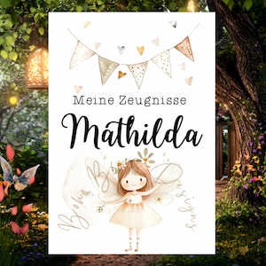 Könnte beinhalten: Eine bezaubernde Illustration einer Fee mit Blumenkrone und Flügeln, die einen Zweig hält. Der Name "Mathilda" steht in eleganter Schrift unter dem deutschen Text "Meine Zeugnisse" und einem Banner aus Wimpeln und Herzen.
