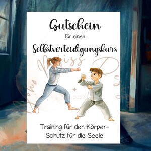 Könnte beinhalten: Ein weißer Gutschein mit dem Text "Gutschein für einen Selbstverteidigungskurs" und Illustrationen einer Frau und eines Jungen, die Kampfsport ausüben. Der Text "Training für den Körper-Schutz für die Seele" steht unten.