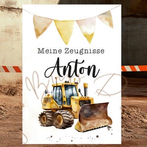 Op de afbeelding: Een gele bouwmachine met een grote schep, aquarel-illustratie op een witte achtergrond met de tekst "Meine Zeugnisse Anton" en een reeks bruine en gele aquarel-vlaggen.