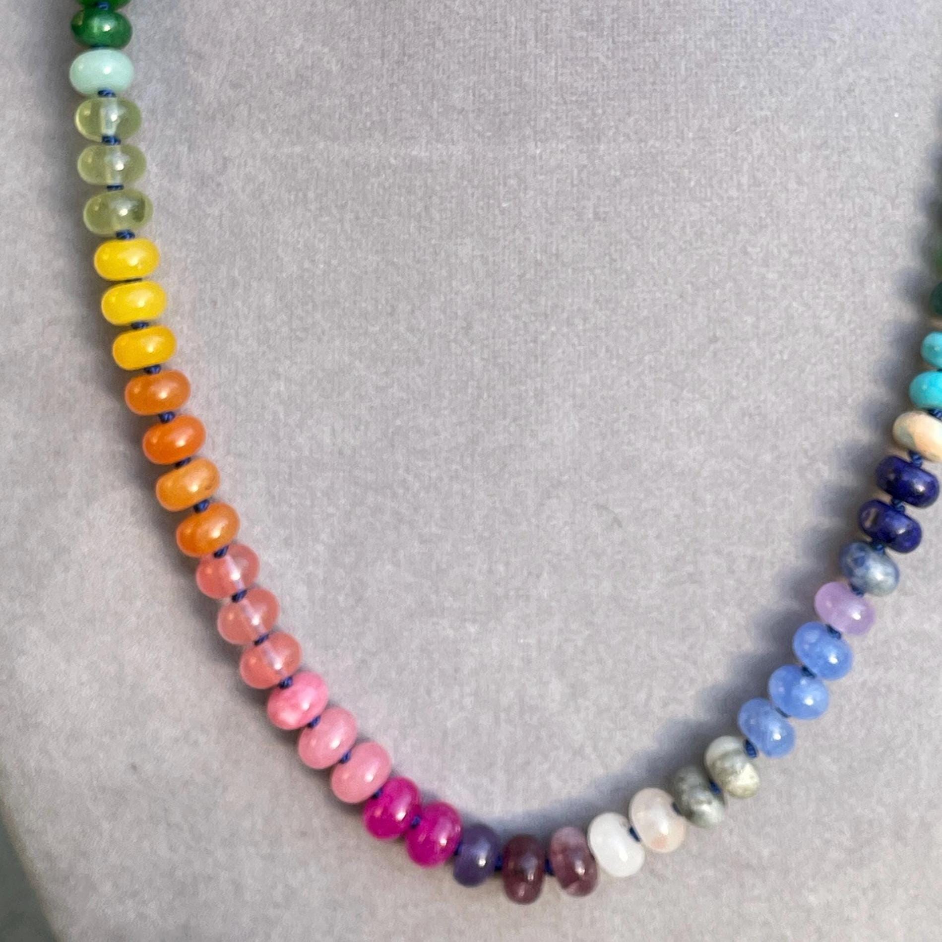 Collar personalizado de cuentas de piedras preciosas mixtas de arcoíris, anudado a mano en seda, con capas, estilo bohemio, regalo unisex único.