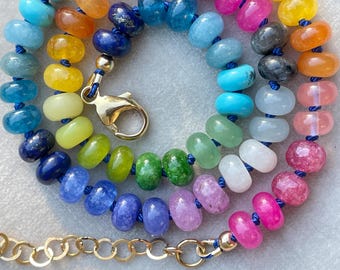 Collar de 43 cm (17") con cuentas de piedras preciosas mixtas de colores del arcoíris, anudado a mano en seda azul oscuro, ideal para combinar con otras joyas. Estilo bohemio. Un regalo unisex único.