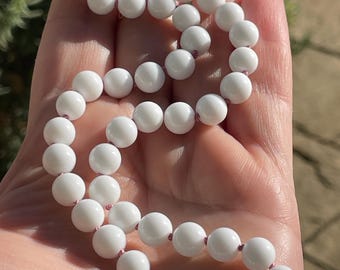 16-Zoll-weiße Porzellanrunden-Blasenhalskette, handgeknüpft auf rosa Seidenschmuck, Boho Unisex Geschenk
