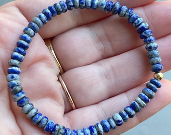 Natuurlijke blauwe lapis lazuli stretch edelsteen kralenarmband, gelaagdheid armband, boho edelsteen armband, uniek uniseks cadeau