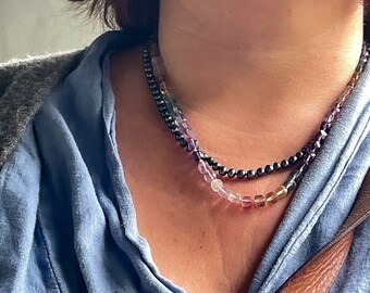 Collar personalizado con cuentas de fluorita arcoíris de 6 mm, anudado a mano en seda, con capas, collar bohemio con piedras preciosas naturales, regalo unisex único.
