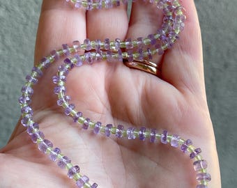 Collar de 44,5 cm (17,5 pulgadas) con amatista y peridoto en tonos lavanda degradados, ensartado en alambre. Piedra preciosa auténtica, piedra de nacimiento de febrero. Joyería unisex única.