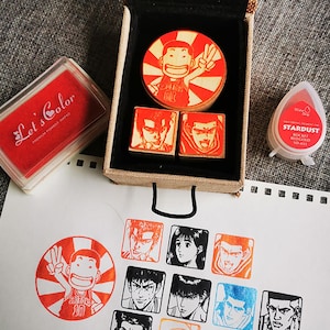 カワイイマンガ風の木製スタンプと職人による手作りのインクパッドがランダムで提供されます