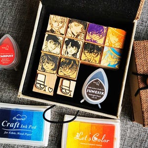 Timbri quadrati in legno con stile manga giapponese kawaii e lavorazione artigianale, tampone di inchiostro casuale gratuito
