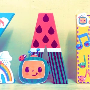 CUALQUIER TEMA Nombre personalizado, Papel maché, carta de pie de letrero de nombre, regalo de baby shower, decoración personalizada, nombre personalizado, cualquier habitación de niños temática