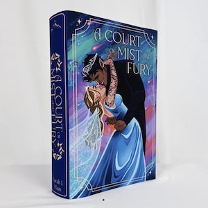 Può includere: Un libro con copertina rigida intitolato "A Court of Mist and Fury" di Sarah J. Maas. La copertina presenta un'illustrazione romantica di una coppia che si abbraccia, sullo sfondo di un cielo stellato e colori celesti. Il dorso è blu scuro con scritte dorate.