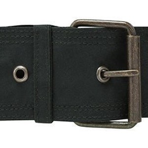 Può includere: Una cintura in tela grigia scura con una fibbia argentata e cinque occhielli in metallo.