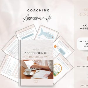 Könnte beinhalten: Eine Sammlung von Coaching-Bewertungsressourcen. Das Bild zeigt ein Buch mit dem Titel "Assessments" mit dem Text "Um Ihre Ziele effektiver zu setzen und zu erreichen." Zusätzliche Seiten mit Diagrammen und Text sind sichtbar, zusammen mit dem Text "Verwenden Sie es, um Ihrem Klienten zu helfen, ein tieferes Selbstbewusstsein zu erlangen."