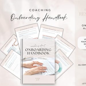Op de afbeelding: Een zachtgekleurde afbeelding van een coaching onboarding handboek met de titel "Onboarding Handbook". Het handboek is omringd door verschillende werkbladen. De tekst bevat "Coaching Resources" en "Use it to set the foundation for your entire coaching relationship".