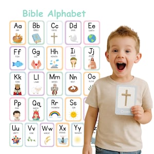 Può includere: Un bambino tiene in mano una carta con un'illustrazione di una croce da un set di alfabeto biblico. Le carte dell'alfabeto presentano illustrazioni colorate e parole come "Arca", "Bibbia" e "Croce". Le carte sono progettate per scopi educativi.
