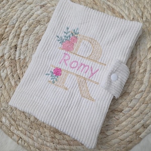 Funda personalizada de terciopelo para el registro de salud del bebé con nombre bordado. Un regalo perfecto para baby shower. Funda para el registro de salud del bebé con diseño de costura.