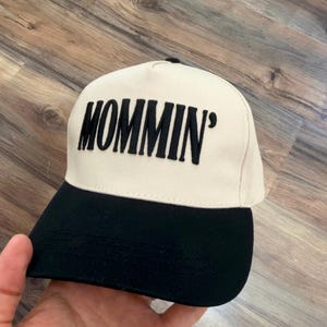 Geborduurde truckerpet voor moeders | Trendy baseballpet voor moeders | Neutrale snapback pet | Cadeau voor moeders | Pet voor alledaagse moeders | Pet uit het moedertijdperk