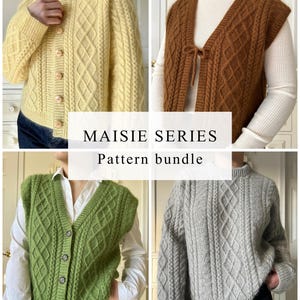 Op de afbeelding: Een collectie van vier gebreide kledingstukken, waaronder een lichtgeel vest met knopen, een bruin mouwloos vest met striksluiting, een groen vest met knopen en een grijze trui met lange mouwen, allemaal met kabelpatronen. Tekst: MAISIE SERIES Pattern bundle.