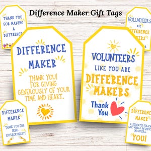 Op de afbeelding: Een verzameling cadeaulabels met gele randen met de woorden "Difference Maker" in blauw en geel. De labels bevatten zinnen als "Bedankt" en "Vrijwilligers zijn Difference Makers", met hart- en zonillustraties.