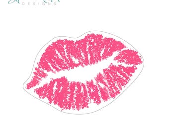 Puede incluir: Una marca de beso de lápiz labial rosa con un centro blanco, delineada en gris, sobre un fondo blanco. La imagen presenta el texto "Sharia Morton DESIGNS" en una fuente de guión verde azulado en la esquina superior izquierda.