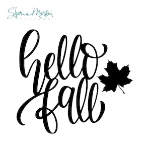 Op de afbeelding: Zwarte tekst in sierlijke letters die "hello fall" leest, met een zwart esdoornblad op een witte achtergrond. De tekst is in een stijlvol, vloeiend lettertype. De afbeelding is een designelement voor de herfst.