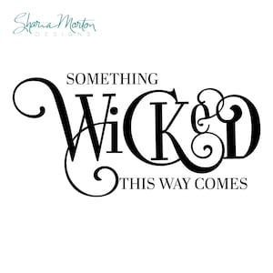 Può includere: Design grafico in bianco e nero con la scritta "SOMETHING WICKED THIS WAY COMES" in un carattere decorativo. Il nome del designer, "Sharia Morton Designs", è nell'angolo in alto a sinistra.
