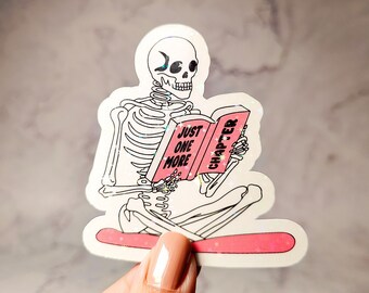 Naklejka na laptopa „Jeszcze jeden rozdział” ze szkieletem: Holograficzna naklejka Booktok