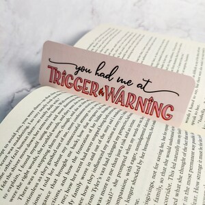 Marcapáginas con advertencia de contenido sensible: Papel laminado a doble cara, regalo literario. imagen 4