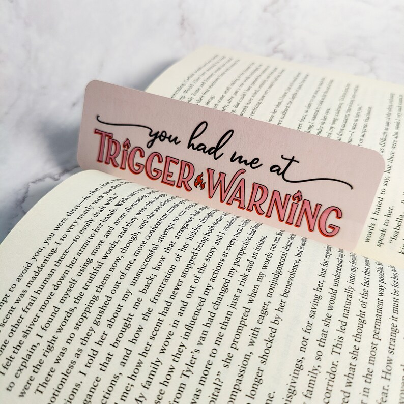 Marcapáginas con advertencia de contenido sensible: Papel laminado a doble cara, regalo literario. imagen 4