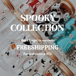 K&ouml;nnte beinhalten: Transparente Glasbecher mit Bambusdeckeln, verziert mit Halloween-Motiven. Die Becher zeigen Bilder von Geistern, K&uuml;rbissen, Flederm&auml;usen und anderen gruseligen Elementen. Der Text "SPOOKY COLLECTION" ist auf dem Bild zu sehen.