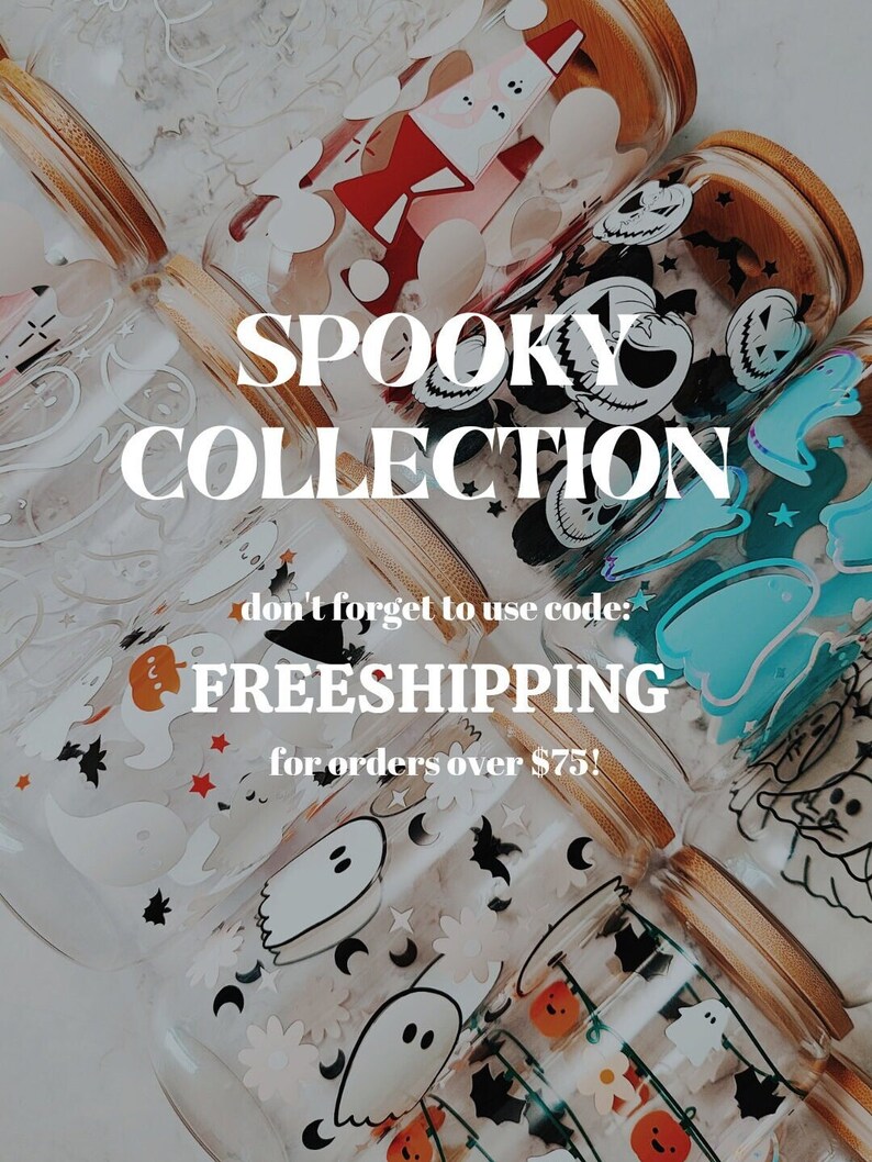 K&ouml;nnte beinhalten: Transparente Glasbecher mit Bambusdeckeln, verziert mit Halloween-Motiven. Die Becher zeigen Bilder von Geistern, K&uuml;rbissen, Flederm&auml;usen und anderen gruseligen Elementen. Der Text "SPOOKY COLLECTION" ist auf dem Bild zu sehen.
