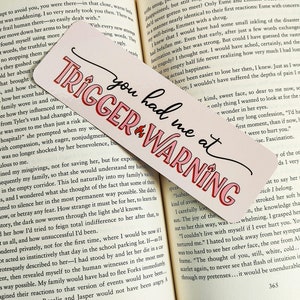 Marcapáginas con advertencia de contenido sensible: Papel laminado a doble cara, regalo literario. imagen 2