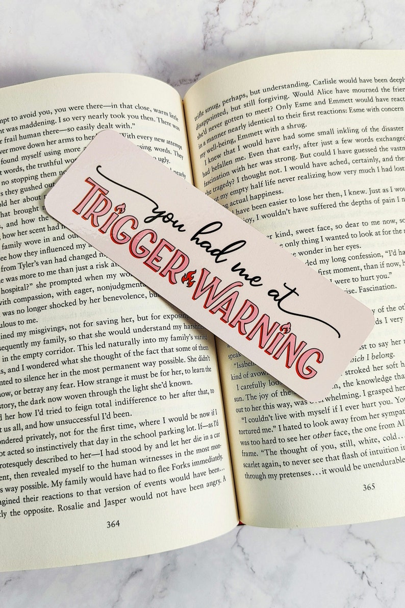 Marcapáginas con advertencia de contenido sensible: Papel laminado a doble cara, regalo literario. imagen 2