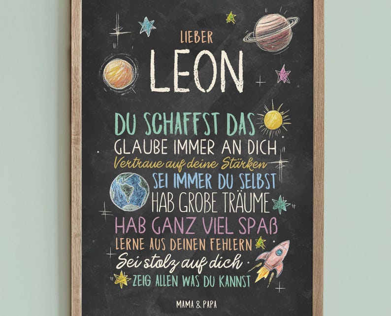 May include: A black chalkboard with white and colorful chalk writing. The chalkboard has a wooden frame and says "Lieber Leon" at the top. The text on the chalkboard reads: "Du schaffst das. Glaube immer an dich. Vertraue auf deine St&auml;rken. Sei immer du selbst. Hab gro&szlig;e Tr&auml;ume. Hab ganz viel Spa&szlig;. Lerne aus deinen Fehlern. Sei stolz auf dich. Zeig allen was du kannst. Mama & Papa."