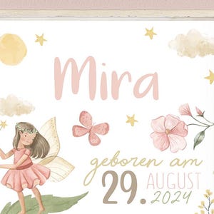 Puede incluir: Una ilustraci&oacute;n de hada rosa y blanca con una varita, alas y una corona de flores. El texto dice "Mira geboren am 29. AUGUST 2024".