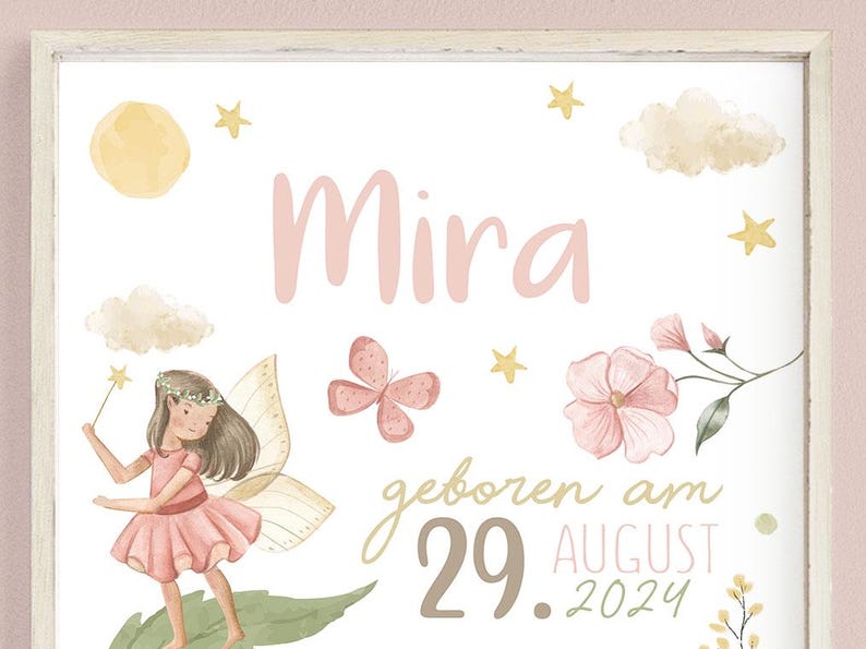 Puede incluir: Una ilustraci&oacute;n de hada rosa y blanca con una varita, alas y una corona de flores. El texto dice "Mira geboren am 29. AUGUST 2024".