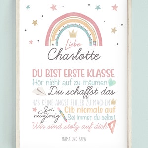Puede incluir: Un arco&iacute;ris de acuarela rosa y azul con una corona en la parte superior. El texto "Liebe Charlotte" est&aacute; debajo del arco&iacute;ris. El texto "DU BIST ERSTE KLASSE" est&aacute; debajo del arco&iacute;ris. El texto "H&ouml;r nicht auf zu tr&auml;umen" est&aacute; debajo del arco&iacute;ris. El texto "Du schaffst das" est&aacute; debajo del arco&iacute;ris. El texto "HAB KEINE ANGST FEHLER ZU MACHEN" est&aacute; debajo del arco&iacute;ris. El texto "*Sei neugierig Gib niemals auf" est&aacute; debajo del arco&iacute;ris. El texto "Sei immer du selbst" est&aacute; debajo del arco&iacute;ris. El texto "Wir sind stolz auf dich" est&aacute; debajo del arco&iacute;ris. El texto "MAMA UND PAPA" est&aacute; debajo del arco&iacute;ris.