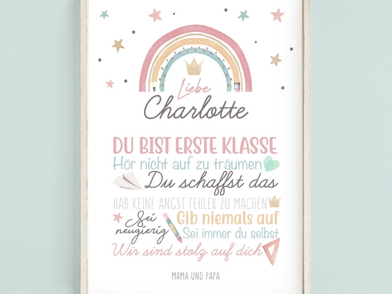 Puede incluir: Un arco&iacute;ris de acuarela rosa y azul con una corona en la parte superior. El texto "Liebe Charlotte" est&aacute; debajo del arco&iacute;ris. El texto "DU BIST ERSTE KLASSE" est&aacute; debajo del arco&iacute;ris. El texto "H&ouml;r nicht auf zu tr&auml;umen" est&aacute; debajo del arco&iacute;ris. El texto "Du schaffst das" est&aacute; debajo del arco&iacute;ris. El texto "HAB KEINE ANGST FEHLER ZU MACHEN" est&aacute; debajo del arco&iacute;ris. El texto "*Sei neugierig Gib niemals auf" est&aacute; debajo del arco&iacute;ris. El texto "Sei immer du selbst" est&aacute; debajo del arco&iacute;ris. El texto "Wir sind stolz auf dich" est&aacute; debajo del arco&iacute;ris. El texto "MAMA UND PAPA" est&aacute; debajo del arco&iacute;ris.