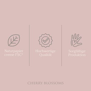 Puede incluir: Tres iconos que representan las caracter&iacute;sticas de un producto: una hoja con el texto "Naturpapier creme FSC&reg;", una marca de verificaci&oacute;n dentro de un c&iacute;rculo con el texto "Hochwertige Qualit&auml;t" y una mano con un coraz&oacute;n dentro con el texto "Sorgf&auml;ltige Produktion". El texto "CHERRY BLOSSOMS" est&aacute; en la parte inferior de la imagen.