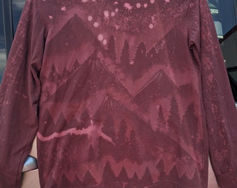 Made to Order- Unique Mountain and northern lights Tshirt in cotone tinto candeggina con alberi aurora boreale