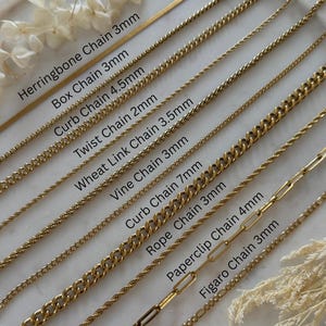 Könnte beinhalten: Eine Sammlung goldfarbener Metallketten, darunter eine 3mm Fischgrätenkette, 3mm Boxkette, 4,5mm Panzerkette, 2mm gedrehte Kette, 3,5mm Weizenkette, 3mm Rankenkette, 7mm Panzerkette, 3mm Seilkette, 4mm Büroklammerkette und 3mm Figarokette.