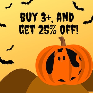 Puede incluir: Calabaza naranja con una silueta de gato negro tallada en ella. El texto "BUY 3+ AND GET 25% OFF!" est&aacute; escrito en letras negras sobre un fondo amarillo con murci&eacute;lagos negros.