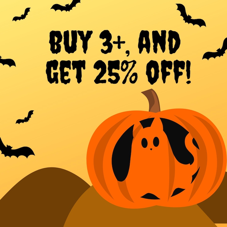 Puede incluir: Calabaza naranja con una silueta de gato negro tallada en ella. El texto "BUY 3+ AND GET 25% OFF!" est&aacute; escrito en letras negras sobre un fondo amarillo con murci&eacute;lagos negros.