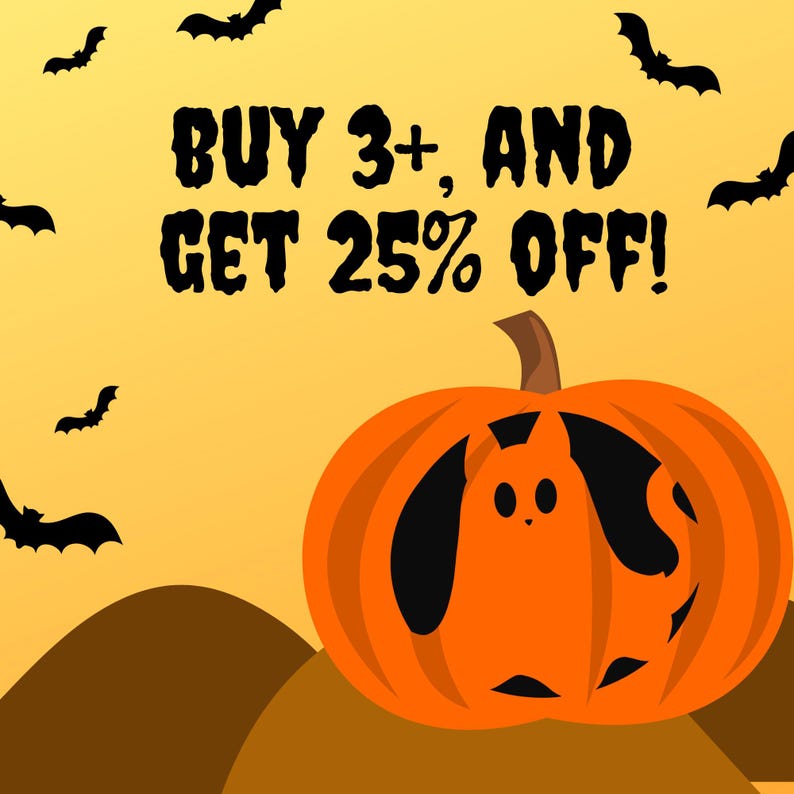 Pode incluir: Ab&oacute;bora laranja com uma silhueta de gato preto esculpida nela. O texto "BUY 3+ AND GET 25% OFF!" est&aacute; escrito em letras pretas sobre um fundo amarelo com morcegos pretos.