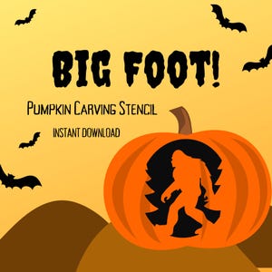 Könnte beinhalten: Kürbis-Schnitzvorlage mit einer Bigfoot-Silhouette. Die Vorlage ist für einen Kürbis konzipiert und enthält den Text "BIG FOOT!" und "PUMPKIN CARVING STENCIL INSTANT DOWNLOAD".