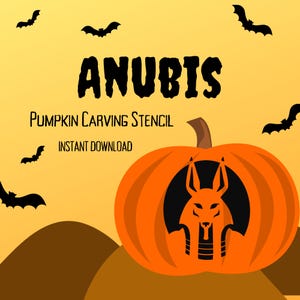 Könnte beinhalten: Orange Kürbis-Schnitzschablone mit einem Anubis-Design. Der Text "ANUBIS", "PUMPKIN CARVING STENCIL" und "INSTANT DOWNLOAD" ist enthalten. Schwarze Fledermäuse fliegen um den Kürbis vor einem gelben Hintergrund.