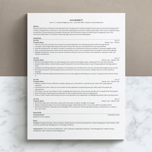 Może przedstawiać: Szablon CV z sekcją profilu, sekcją doświadczenia, sekcją edukacji i sekcją umiejętności. CV jest sformatowane za pomocą punktów i zawiera informacje o historii pracy, wykształceniu i umiejętnościach kandydata.