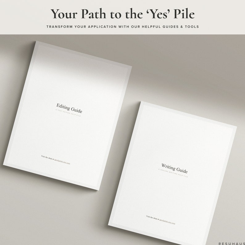 Op de afbeelding: Twee witte gidsen met een eenvoudig ontwerp, een met de titel "Editing Guide" en de andere met de titel "Writing Guide". Beide gidsen maken deel uit van een serie genaamd "Your Path to the 'Yes' Pile" die mensen wil helpen hun sollicitaties te transformeren met behulp van handige gidsen en tools.